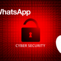 Illustration représentant une alerte en cybersécurité avec un cadenas rouge déverrouillé, les logos de WhatsApp et Apple, sur un fond binaire rouge symbolisant une faille de sécurité numérique.