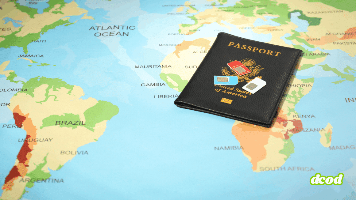 Passeport des États-Unis posé sur une carte du monde, accompagné de plusieurs cartes SIM internationales, illustrant la préparation à un voyage à l'étranger.