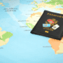 Passeport des États-Unis posé sur une carte du monde, accompagné de plusieurs cartes SIM internationales, illustrant la préparation à un voyage à l'étranger.