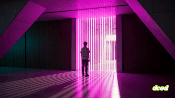 Dans un espace minimaliste en béton, un adolescent vu de dos fait face à un portail de lumière magenta. Les rayons lumineux projettent de longues ombres sur le sol poli, symbolisant un seuil ou une barrière numérique.