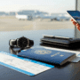 Photo hyper-réaliste de billets d'avion posés sur une table, dans une ambiance lumineuse et moderne