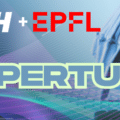 Affiche graphique pour le projet Apertus, en collaboration entre l'ETH Zürich et l'EPFL. En haut à gauche, les logos "ETH" (blanc) et "+ EPFL" (rouge). Au centre, le mot "APERTUS" en grand texte turquoise et blanc. À droite, une main robotique tape sur un clavier d'ordinateur portable. L'arrière-plan est un motif abstrait de lignes lumineuses violettes et bleues. Un petit logo "dcod" apparaît en bas à droite.