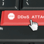 Touche rouge d’un clavier d’ordinateur portant l’inscription « STOP DDoS ATTACK » avec un curseur en forme de main, symbolisant l’interruption d’une attaque par déni de service distribué (DDoS)