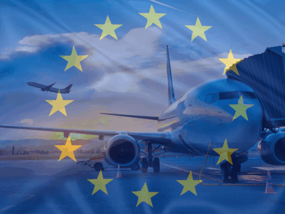 Avion de ligne stationné à une porte d’embarquement avec un autre avion décollant à l’arrière-plan, superposés à un drapeau de l’Union européenne, symbolisant le transport aérien et la mobilité en Europe.