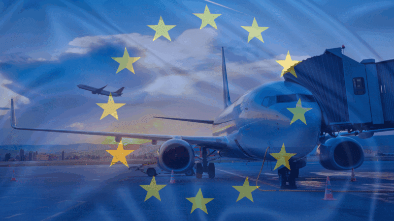 Avion de ligne stationné à une porte d’embarquement avec un autre avion décollant à l’arrière-plan, superposés à un drapeau de l’Union européenne, symbolisant le transport aérien et la mobilité en Europe.