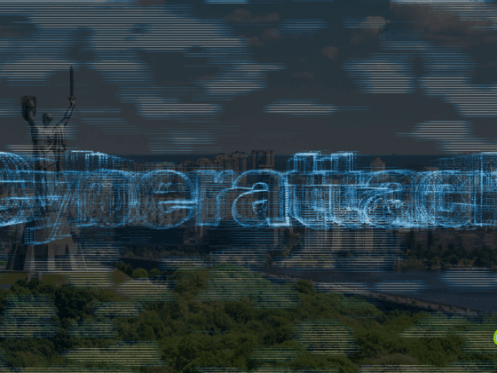 Texte « Cyberattack » en lettres numériques bleutées avec effet de distorsion, superposé à une vue aérienne de Kyiv avec la statue de la Mère Patrie au premier plan, symbolisant une cyberattaque ciblant une ville ou une infrastructure nationale.