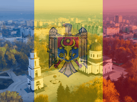 Photographie aérienne de la ville de Chișinău, capitale de la Moldavie, montrant la Cathédrale de la Nativité et son clocher au centre d’un parc, avec en surimpression le drapeau tricolore bleu, jaune et rouge de la Moldavie et son blason au centre.