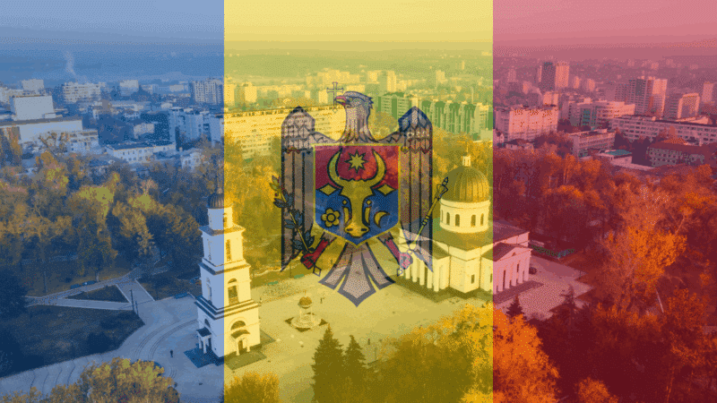 Photographie aérienne de la ville de Chișinău, capitale de la Moldavie, montrant la Cathédrale de la Nativité et son clocher au centre d’un parc, avec en surimpression le drapeau tricolore bleu, jaune et rouge de la Moldavie et son blason au centre.