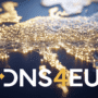 Carte stylisée de l’Europe illuminée par un réseau de points interconnectés, illustrant l’infrastructure numérique du projet DNS4EU, une initiative européenne pour un service DNS sécurisé et souverain.