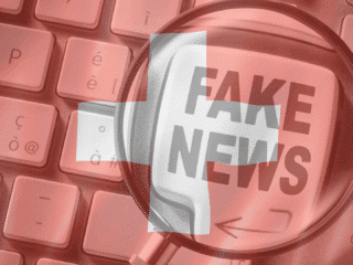 Clavier d’ordinateur avec une touche marquée « FAKE NEWS » vue à travers une loupe, surmontée d’un drapeau suisse en transparence, illustrant la problématique de la désinformation en ligne en Suisse.