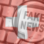 Clavier d’ordinateur avec une touche marquée « FAKE NEWS » vue à travers une loupe, surmontée d’un drapeau suisse en transparence, illustrant la problématique de la désinformation en ligne en Suisse.