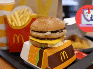 Plateau-repas McDonald's comprenant un cheeseburger, des frites, une boisson et des nuggets, avec une icône de cybersécurité brisée en surimpression, symbolisant une faille informatique ou un piratage dans le contexte de la restauration rapide.