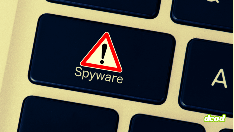 Touche de clavier d’ordinateur affichant un symbole d’avertissement rouge avec un point d’exclamation et le mot « Spyware », signalant un risque de logiciel espion.