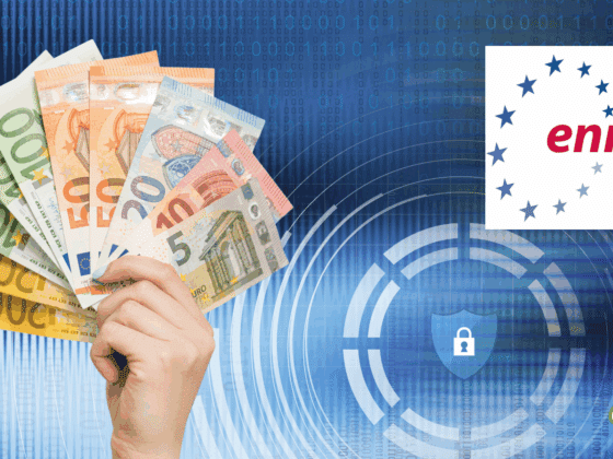 Main tenant des billets en euros devant un fond numérique avec le logo de l’ENISA (Agence de l’Union européenne pour la cybersécurité), symbolisant le financement européen pour renforcer la cybersécurité.