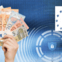 Main tenant des billets en euros devant un fond numérique avec le logo de l’ENISA (Agence de l’Union européenne pour la cybersécurité), symbolisant le financement européen pour renforcer la cybersécurité.