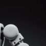 Vue rapprochée d’un robot humanoïde blanc montrant son bras articulé et une partie de son visage, illustrant l’intelligence artificielle agentique