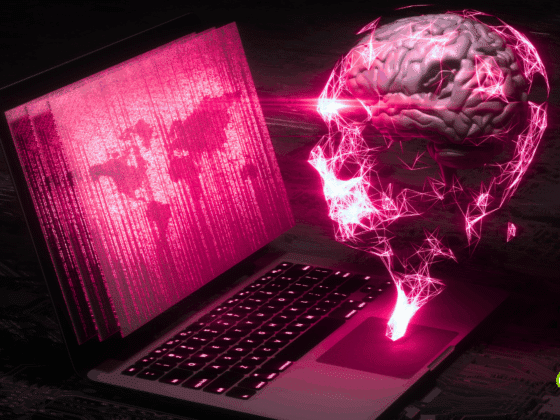 Illustration d’un cerveau numérique en réseau rose fluorescent émergeant d’un ordinateur portable, observant un écran affichant une carte du monde en code binaire, symbolisant l’intelligence artificielle, l’analyse de données et la cybersécurité.
