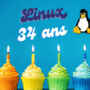 Image festive pour les 34 ans de Linux, avec six cupcakes multicolores décorés de bougies allumées, sur fond bleu vif. Le texte “Linux 34 ans” est affiché en haut, accompagné de la mascotte Tux, le manchot emblématique du système d’exploitation.