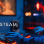 Image illustrant un joueur utilisant un clavier rétroéclairé devant un écran d’ordinateur, avec le logo de Steam à gauche et une icône de sécurité rouge représentant un malware à droite, symbolisant une menace informatique dans l’univers des jeux vidéo.