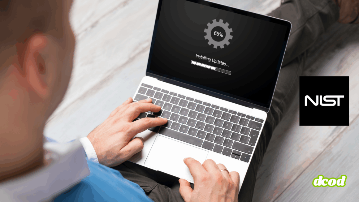 Vue en plongée d’un homme utilisant un ordinateur portable affichant une mise à jour en cours (65 %), illustrant un processus de mise à jour système conforme aux recommandations de cybersécurité du NIST, avec les logos NIST et dcod visibles à l’écran