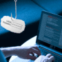 Un développeur tapant sur un ordinateur portable avec un écran affichant du code, tandis qu’un hameçon suspend un papier portant les champs « Login » et « Password », illustrant une attaque de phishing informatique.