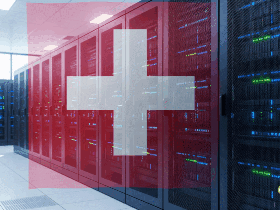 Photographie d'un centre de données sécurisé avec le drapeau suisse en surimpression, représentant la cybersécurité de l'administration fédérale.