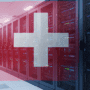 Photographie d'un centre de données sécurisé avec le drapeau suisse en surimpression, représentant la cybersécurité de l'administration fédérale.