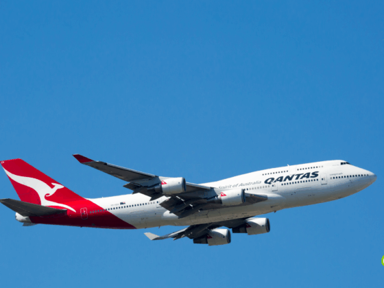 Avion de ligne Boeing 747 de la compagnie Qantas, reconnaissable à sa queue rouge avec un kangourou blanc, en vol sous un ciel dégagé.