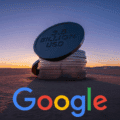 Représentation abstraite et hyper-réaliste d'une amende financière imposée à Google, avec une sculpture imposante symbolisant le poids de la sanction.