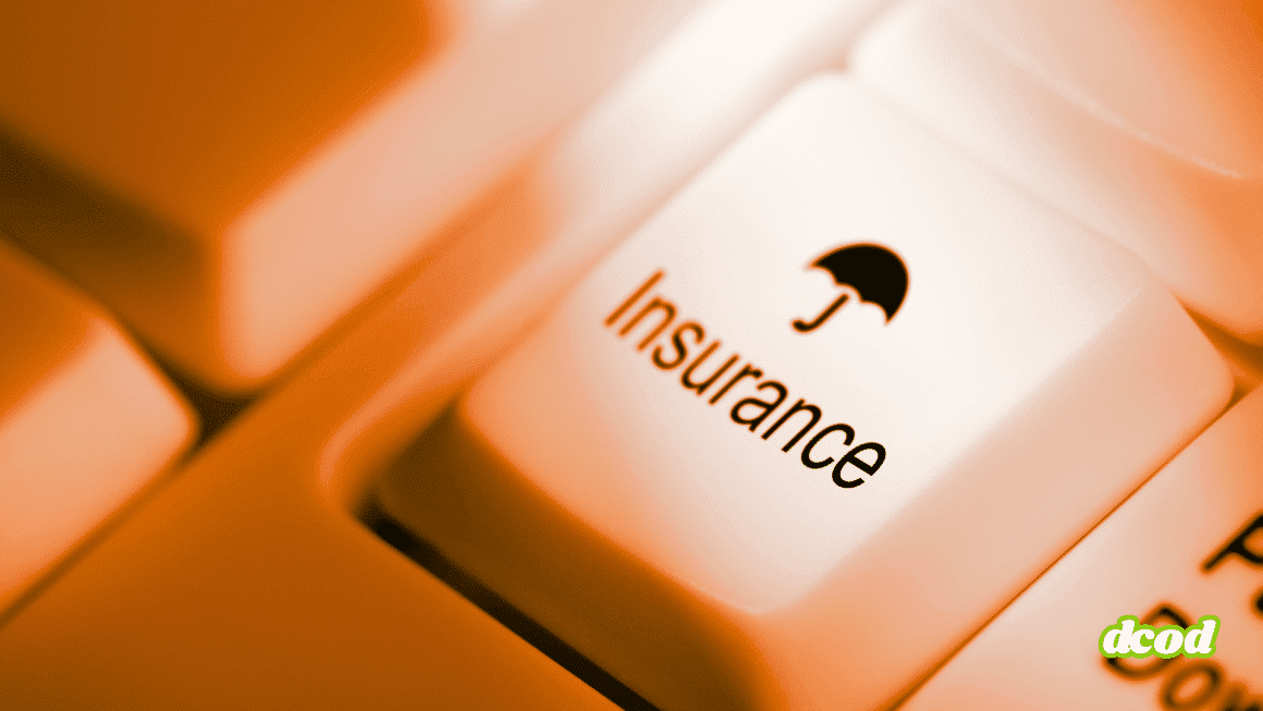 Gros plan sur une touche de clavier blanche avec l’icône d’un parapluie et le mot « Insurance », représentant l’accès aux services d’assurance en ligne.