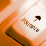 Gros plan sur une touche de clavier blanche avec l’icône d’un parapluie et le mot « Insurance », représentant l’accès aux services d’assurance en ligne.