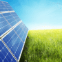 Panneaux solaires photovoltaïques installés dans un champ verdoyant sous un ciel bleu ensoleillé, symbolisant l’énergie propre et le développement durable.