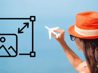 Femme de dos portant un chapeau orange, tenant un avion miniature face à la mer, avec une icône de redimensionnement d’image superposée à gauche et le logo « dcod » en bas à droite.