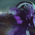 Illustration numérique d’un cerveau humain en 3D à l’intérieur d’une tête translucide, entouré de particules lumineuses symbolisant le flux de données et l’intelligence artificielle.