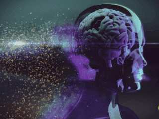 Illustration numérique d’un cerveau humain en 3D à l’intérieur d’une tête translucide, entouré de particules lumineuses symbolisant le flux de données et l’intelligence artificielle.