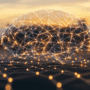 Illustration d’un cerveau numérique stylisé, composé de réseaux de points lumineux interconnectés, symbolisant l’intelligence artificielle (IA), sur fond de paysage urbain flou au coucher du soleil. Icône de puce AI en haut à gauche et logo « dcod » en bas à droite.