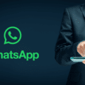 Homme en costume utilisant une tablette avec un cadenas virtuel, à côté du logo WhatsApp, illustrant la sécurité et la confidentialité des données sur l'application de messagerie.