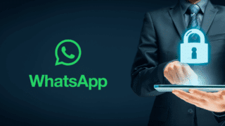 Homme en costume utilisant une tablette avec un cadenas virtuel, à côté du logo WhatsApp, illustrant la sécurité et la confidentialité des données sur l'application de messagerie.