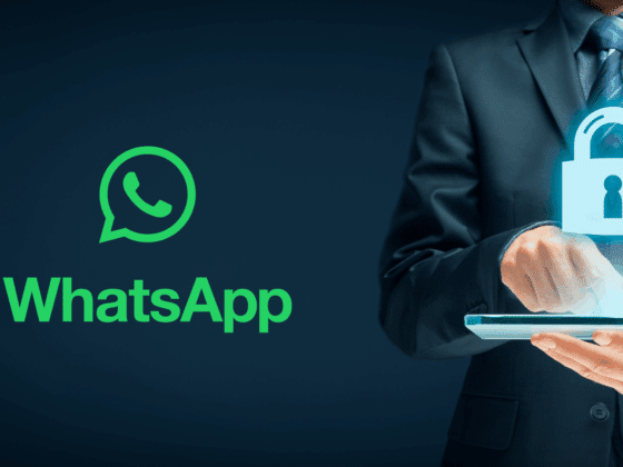 Homme en costume utilisant une tablette avec un cadenas virtuel, à côté du logo WhatsApp, illustrant la sécurité et la confidentialité des données sur l'application de messagerie.