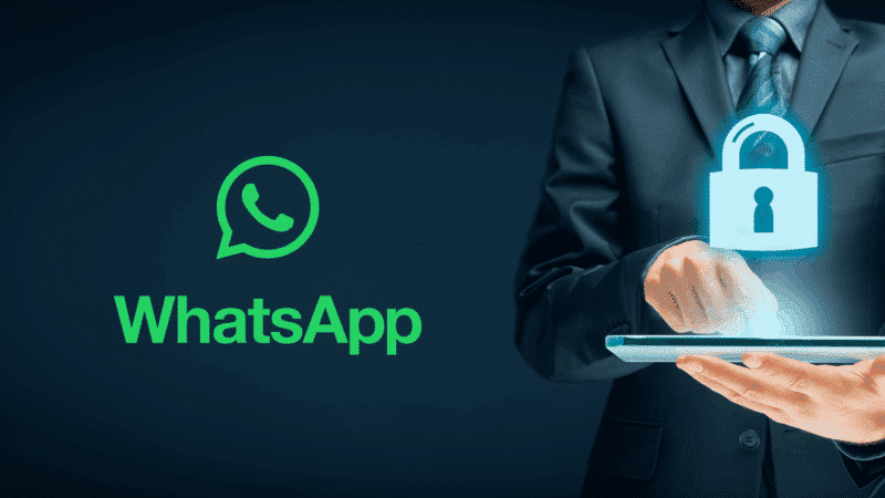 Homme en costume utilisant une tablette avec un cadenas virtuel, à côté du logo WhatsApp, illustrant la sécurité et la confidentialité des données sur l'application de messagerie.