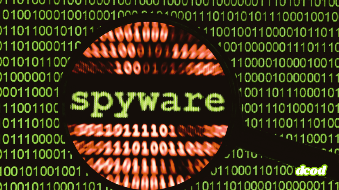 Illustration d’un écran rempli de code binaire vert avec le mot « spyware » mis en évidence par une loupe, représentant la détection de logiciels espions dans un environnement numérique.