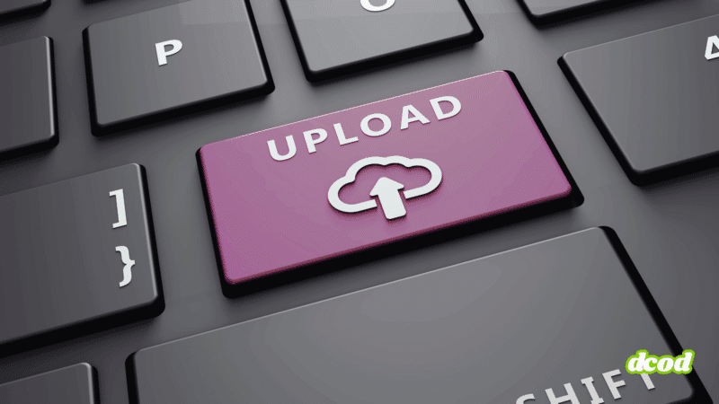 Vue rapprochée d’un clavier d’ordinateur avec une touche violette portant l’inscription « Upload » et une icône de cloud, symbolisant le téléversement de fichiers vers le cloud ou un serveur en ligne.