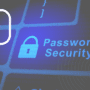 Clavier rétroéclairé mettant en avant une touche bleue avec un cadenas et le texte « Password Security », symbolisant la sécurité des mots de passe en informatique et la protection des données personnelles.