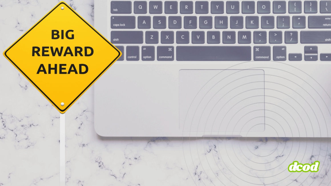 Vue partielle d’un ordinateur portable Apple sur fond en marbre, avec un panneau jaune en forme de losange affichant le message « Big reward ahead ». L’image illustre l’annonce d’Apple concernant l’augmentation des primes pour la découverte de failles zero-click. Logo « dcod » en bas à droite.
