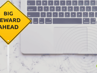 Vue partielle d’un ordinateur portable Apple sur fond en marbre, avec un panneau jaune en forme de losange affichant le message « Big reward ahead ». L’image illustre l’annonce d’Apple concernant l’augmentation des primes pour la découverte de failles zero-click. Logo « dcod » en bas à droite.