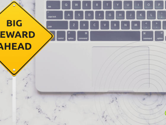 Vue partielle d’un ordinateur portable Apple sur fond en marbre, avec un panneau jaune en forme de losange affichant le message « Big reward ahead ». L’image illustre l’annonce d’Apple concernant l’augmentation des primes pour la découverte de failles zero-click. Logo « dcod » en bas à droite.