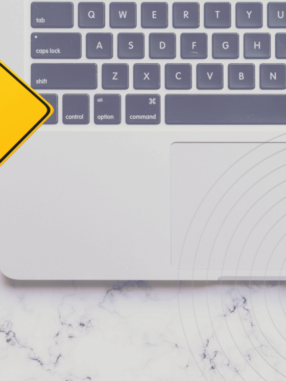 Vue partielle d’un ordinateur portable Apple sur fond en marbre, avec un panneau jaune en forme de losange affichant le message « Big reward ahead ». L’image illustre l’annonce d’Apple concernant l’augmentation des primes pour la découverte de failles zero-click. Logo « dcod » en bas à droite.