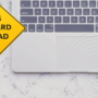Vue partielle d’un ordinateur portable Apple sur fond en marbre, avec un panneau jaune en forme de losange affichant le message « Big reward ahead ». L’image illustre l’annonce d’Apple concernant l’augmentation des primes pour la découverte de failles zero-click. Logo « dcod » en bas à droite.