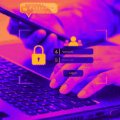 Image stylisée en violet et orange montrant une personne saisissant ses identifiants sur un ordinateur portable tout en tenant un smartphone, avec des icônes de cadenas et de formulaire de connexion superposées, illustrant la sécurité de l’authentification numérique.