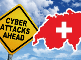 Panneau jaune de signalisation indiquant « Cyber Attacks Ahead » à côté d'une carte rouge de la Suisse avec une croix blanche, sur fond de ciel nuageux, symbolisant les alertes face aux cybermenaces dans le pays.